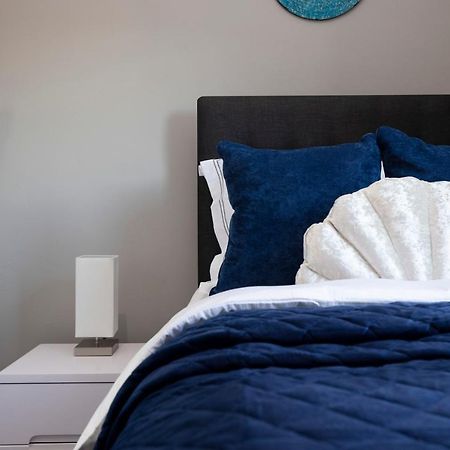 Stylish George Street Apartment Пийбълс Екстериор снимка