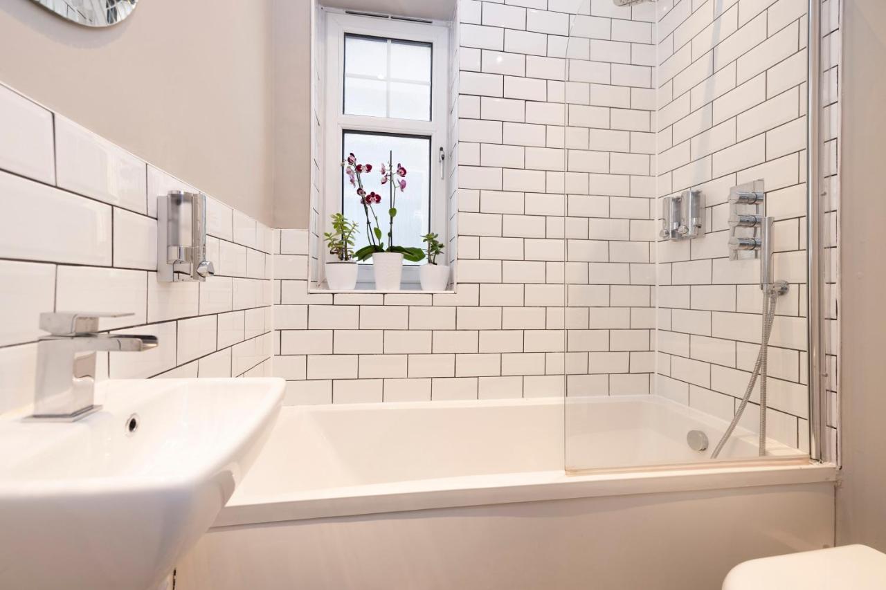 Stylish George Street Apartment Пийбълс Екстериор снимка
