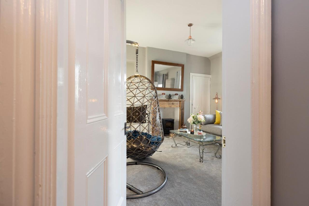 Stylish George Street Apartment Пийбълс Екстериор снимка