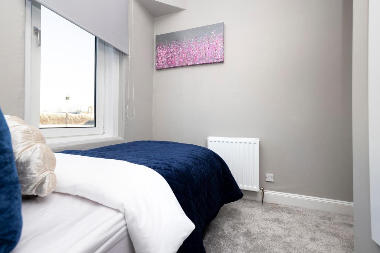 Stylish George Street Apartment Пийбълс Екстериор снимка
