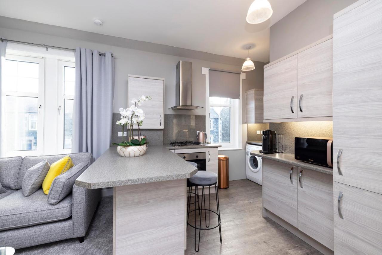 Stylish George Street Apartment Пийбълс Екстериор снимка
