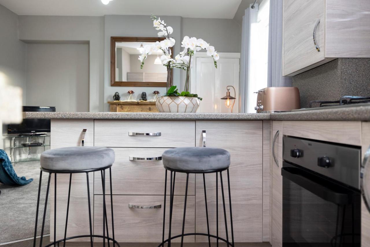 Stylish George Street Apartment Пийбълс Екстериор снимка