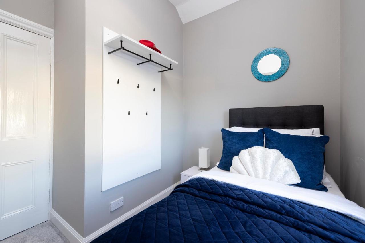 Stylish George Street Apartment Пийбълс Екстериор снимка