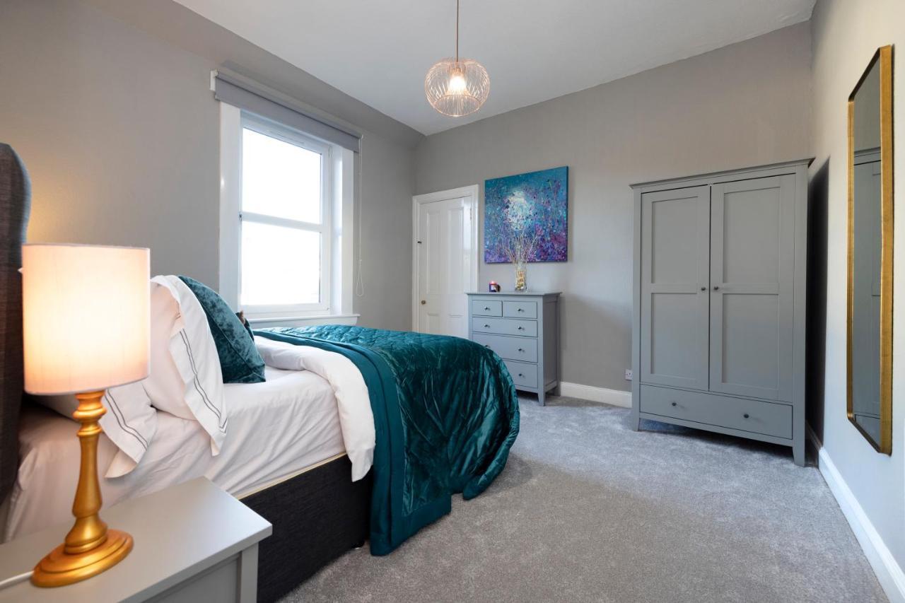 Stylish George Street Apartment Пийбълс Екстериор снимка