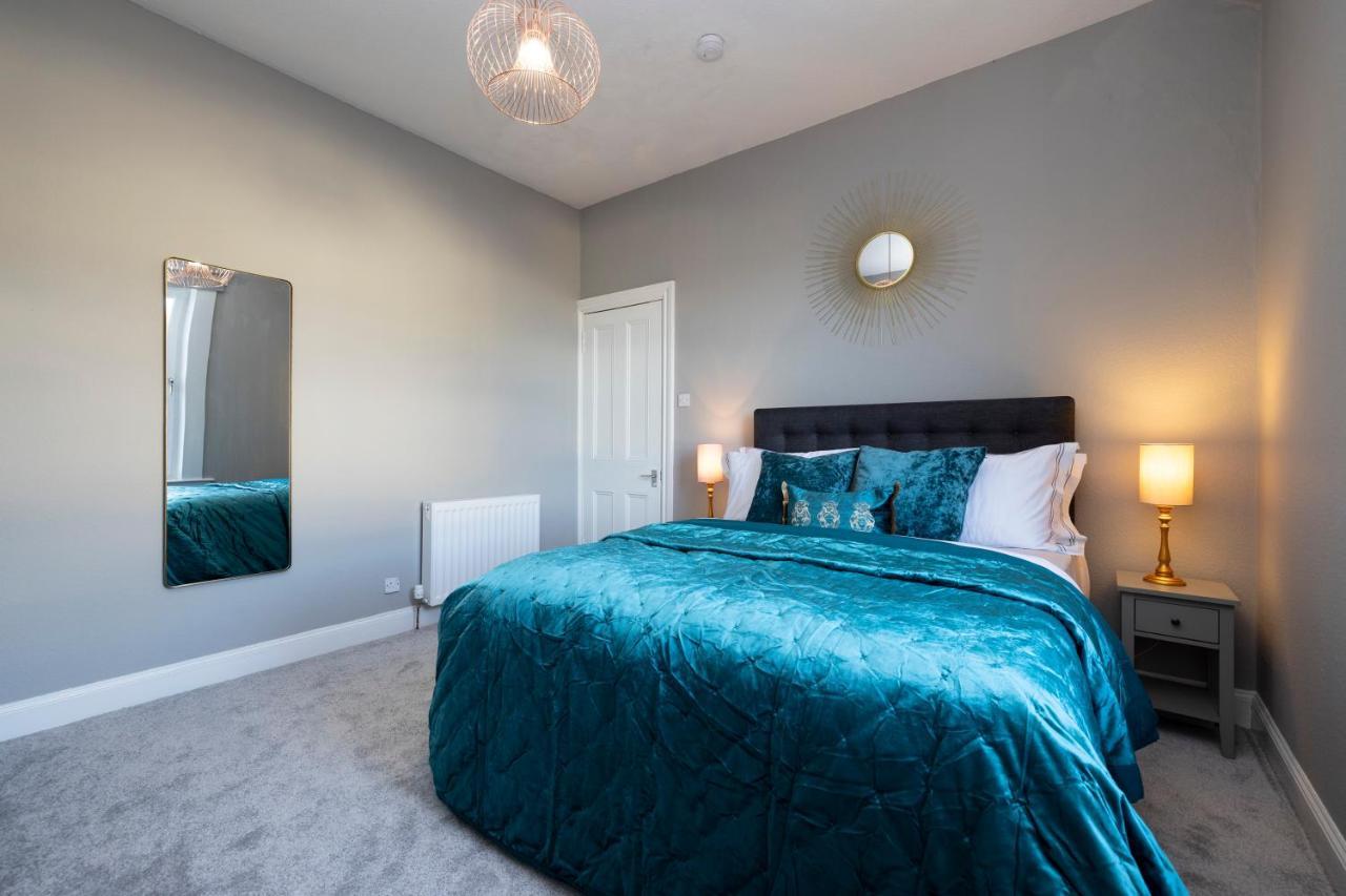Stylish George Street Apartment Пийбълс Екстериор снимка