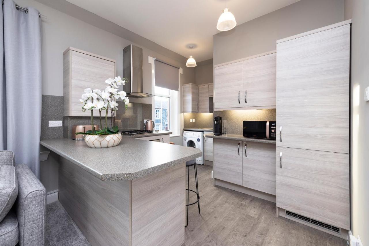 Stylish George Street Apartment Пийбълс Екстериор снимка